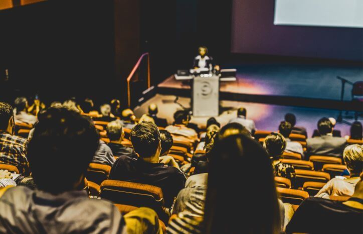 Conferencista presentando ante público en el Congreso Latinoamericano de Ingeniería Mecánica COLIM